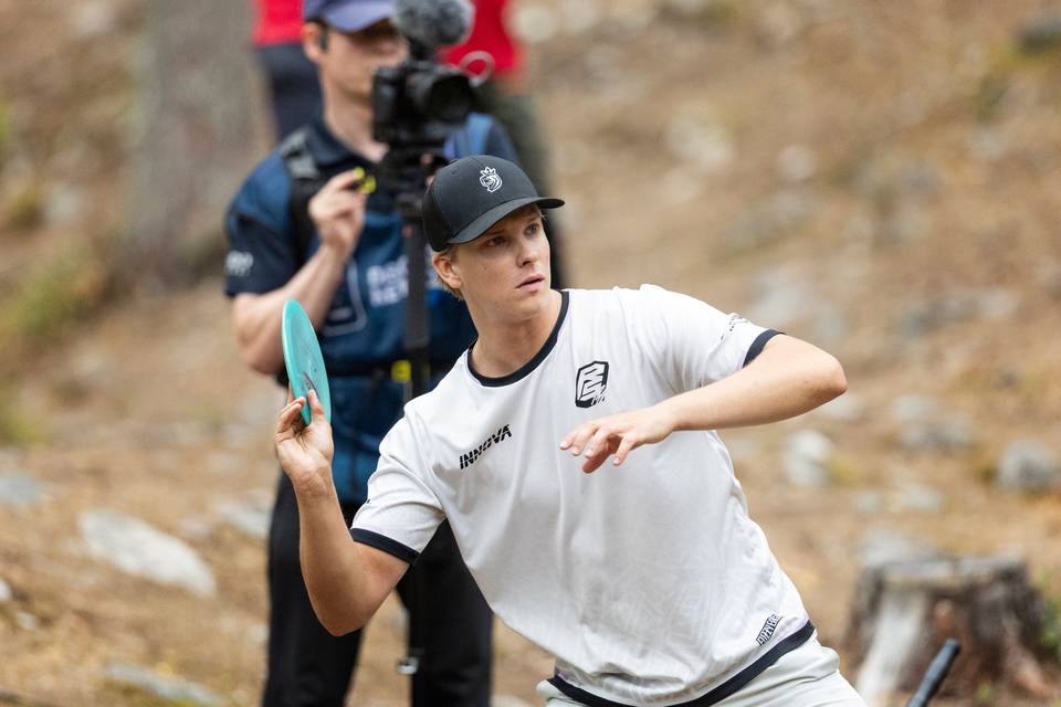 Latvialainen Balodis johdossa frisbeegolfin MM-kisoissa – Salonen johtaa naisten luokkaa 1