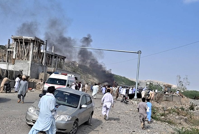 Pakistanissa 12 kuollut poliisitarkastuspisteen räjähtäessä, kaksi kuollut ambulanssihyökkäyksessä 1