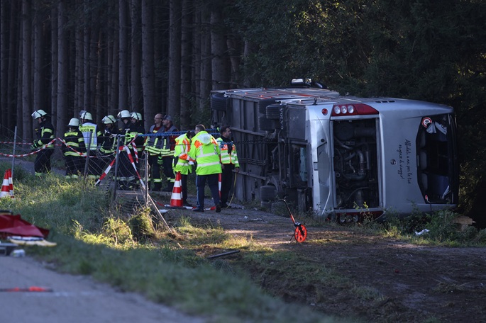 Kaksi kuollut, 26 loukkaantunut bussin kolaroitua Saksassa 1
