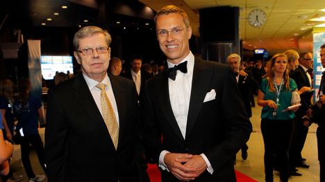 Alexander Stubb avautuu uutuuskirjassa äitinsä sairastumisesta – puhuu koskettavasti Göran Stubbin toiminnasta 1