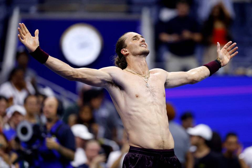 Alexander Zverev kärsi neljän ja puolen tunnin taistelun New Yorkin yössä Alexander Zverev kärsi neljän ja puolen tunnin taistelun New Yorkin yössä 1