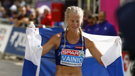 Alisa Vainio saamassa merkittävän palkkion Lappeenrannalta EM-kullastaan 3