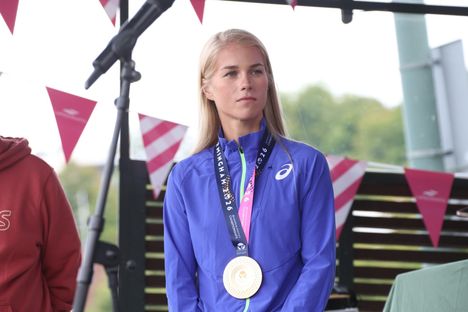 Alisa Vainio sai timanttikorut kansanjuhlassa – ”Tuhansien eurojen arvoinen” lahja 6 Alisa Vainio sai timanttikorut kansanjuhlassa – ”Tuhansien eurojen arvoinen” lahja 5