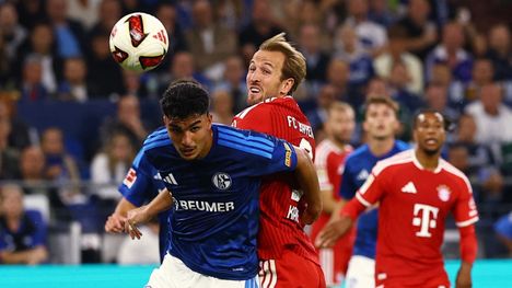 Bayernin kannattajia ei päästetty stadionille Schalken-otteluun 2 Bayernin kannattajia ei päästetty stadionille Schalken-otteluun 1