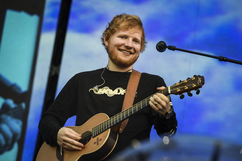 Ed Sheeranin kiertueen lämmittelijät ja kiertuebändi vetäytyivät, koska yksi lämmittelijä hyllytettiin Palestiina-kannanoton takia Ed Sheeranin kiertueen lämmittelijät ja bändi vetäytyivät Macklemoren hyllytyksen jälkeen 1