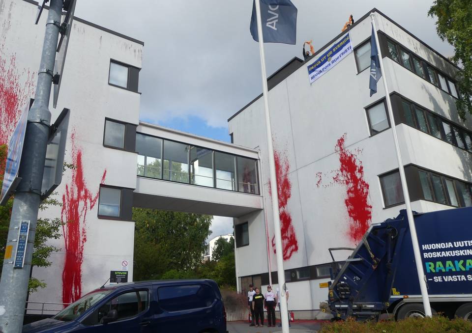 Ruotsalainen aktivistiryhmä töhrisi Neovan Jyväskylän konttorin punaisella 1