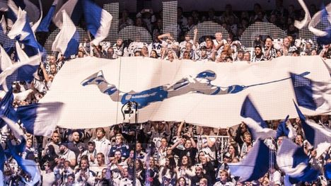 HockeyAllsvenskanin avausottelu keskeytyi soihtun ja erotuomarionnettomuuden vuoksi 2 HockeyAllsvenskanin avausottelu keskeytyi soihtun ja erotuomarionnettomuuden vuoksi 1