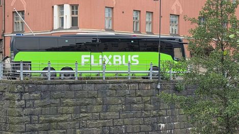 Flixbus jäi jumiin Helsingin Kampin kapealle kadulle 1