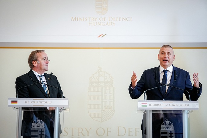Saksa ja Unkari sopivat puolustusyhteistyön uudelleenkäynnistämisestä Pistoriuksen käydessä Budapestissa 1