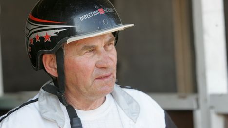 Ravilegenda Reijo Borgström putosi Saimaan kanavaan hevosen kärryiltä 2 Ravilegenda Reijo Borgström putosi Saimaan kanavaan hevosen kärryiltä 1