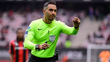 Huipputuomaria syytetään karmeista teoista – naisystävä pelkäsi kuollakseen 1 Abdelatif Kherradji erotuomarina Ligue 1:n ottelussa Nizzassa 12. huhtikuuta 2026. Kuva: William Cannarella / Psnewz/ SIPA / All Over Press
