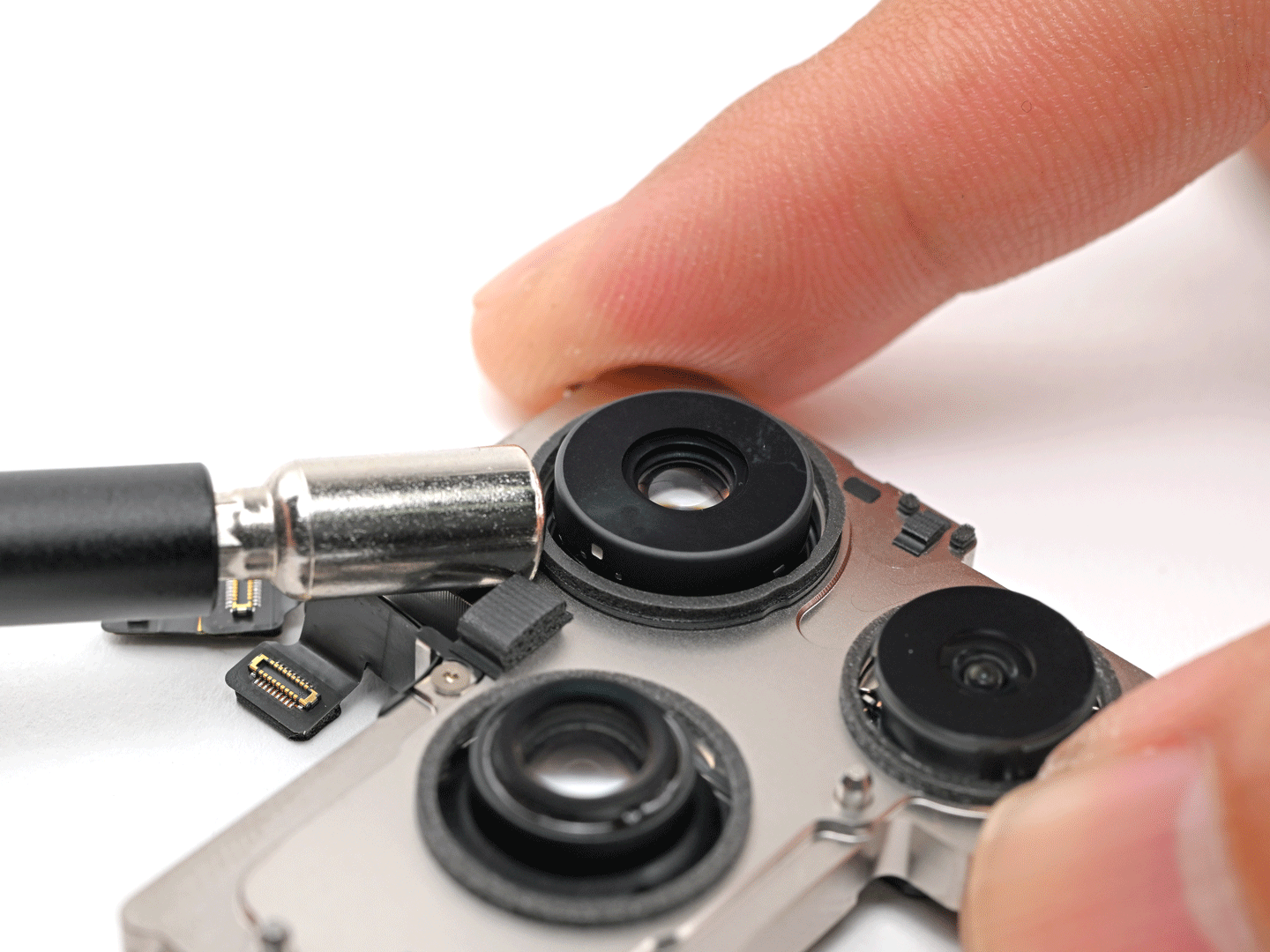 iFixit purki iPhone 18 Pron – näytön korjattavuus herättää huolta 3 iFixit purki iPhone 18 Pron – näytön korjattavuus herättää huolta2