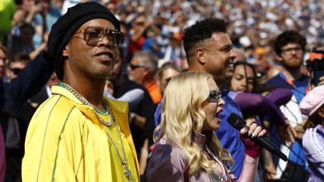 Jalkapallolegenda Ronaldinho palaa ammattilaiskentille 46-vuotiaana 1 Ronaldinho (vas.) oli heinäkuussa mukana MM-finaalin taukoshow'ssa popin supertähti Madonnan ja toisen brassilegendan Ronaldon kanssa. Kuva: Will Oliver / EPA / All Over Press
