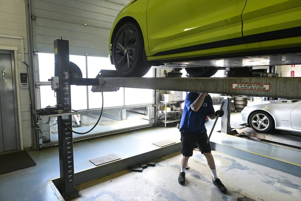 Kansalaisaloite sähkö- ja hybridiautojen akkujen korjaamisesta keräsi allekirjoitukset alle viikossa 1