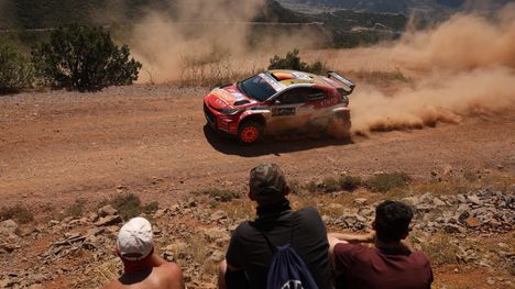 Kreikan MM-rallissa kivi osui Alejandro Cachónin tuulilasiin 1
