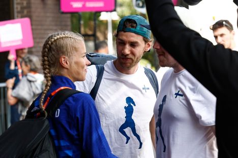 Kuvat: Alisa Vainiolle ja Janne Saarisen tunteikas kohtaaminen 2 Kuvat: Alisa Vainiolle ja Janne Saarisen tunteikas kohtaaminen 1