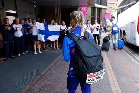 Kuvat: Alisa Vainiolle ja Janne Saarisen tunteikas kohtaaminen 8 Kuvat: Alisa Vainiolle ja Janne Saarisen tunteikas kohtaaminen 7