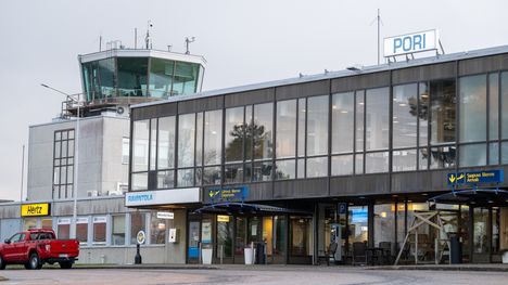 Lentokone Porista Helsinkiin kääntyi takaisin varoitusvalon sytyttyä 2 Lentokone Porista Helsinkiin kääntyi takaisin varoitusvalon sytyttyä 1