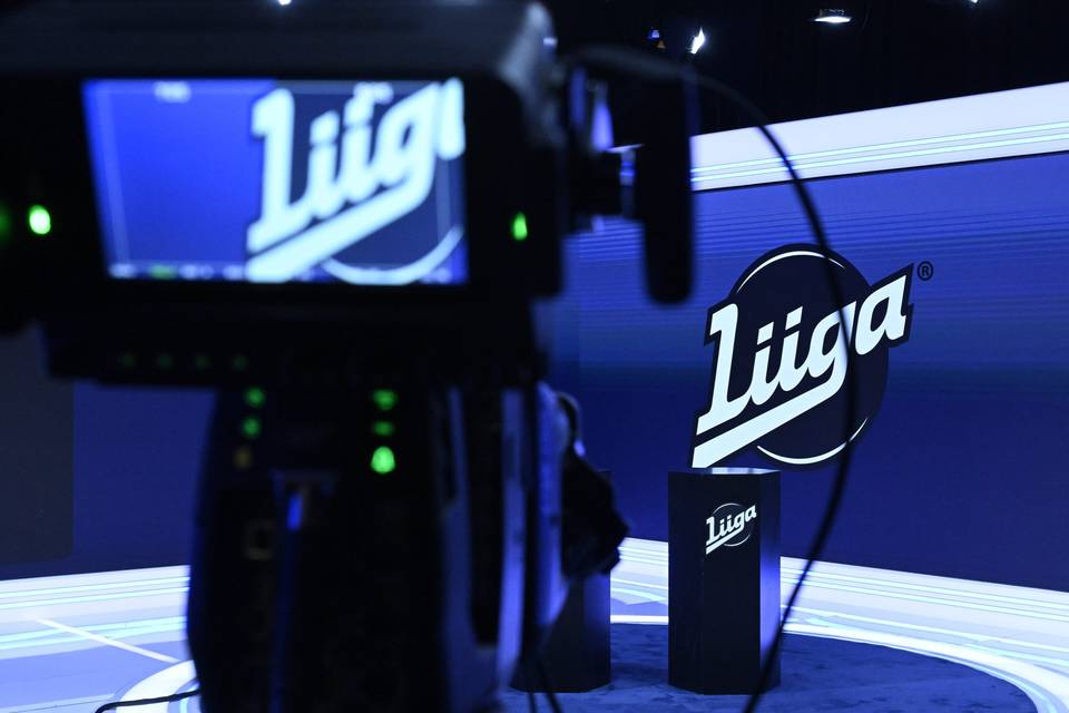 Liiga ja Puolustusvoimat aloittavat yhteistyön – sotilasmusiikkia ja kaluston esittelyä ottelutapahtumiin Liiga ja Puolustusvoimat aloittavat yhteistyön – sotilasmusiikkia ja kaluston esittelyä ottelutapahtumiin 1