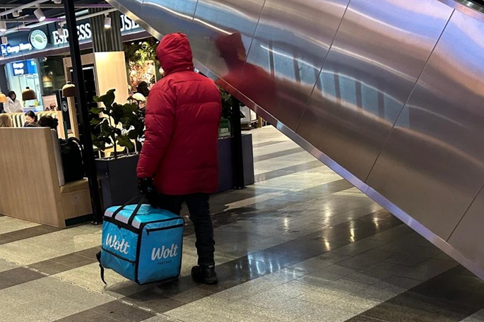 Oikeusasiamies pyydetään selvittämään Woltin kurierien työsuhteen asemaa 1