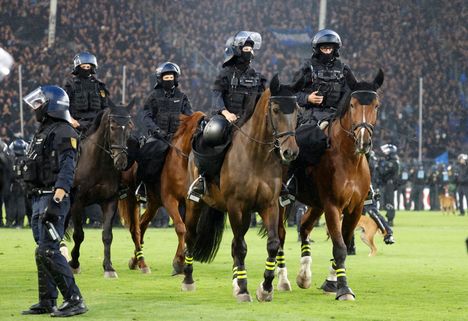 Poliisi ja ratsuväki rauhoittivat Saksan cupin kaaosta Mannheimin ja Kaiserslauternin välillä 4 Poliisi ja ratsuväki rauhoittivat Saksan cupin kaaosta Mannheimin ja Kaiserslauternin välillä 3