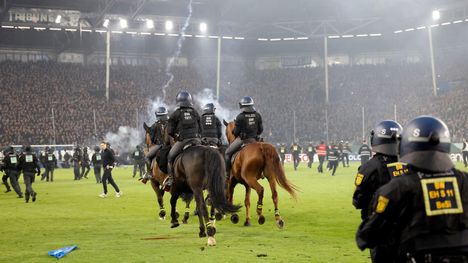 Poliisi ja ratsuväki rauhoittivat Saksan cupin kaaosta Mannheimin ja Kaiserslauternin välillä 2 Poliisi ja ratsuväki rauhoittivat Saksan cupin kaaosta Mannheimin ja Kaiserslauternin välillä 1