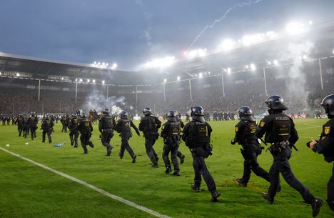 Poliisi ja ratsuväki rauhoittivat Saksan cupin kaaosta Mannheimin ja Kaiserslauternin välillä 6 Poliisi ja ratsuväki rauhoittivat Saksan cupin kaaosta Mannheimin ja Kaiserslauternin välillä 5