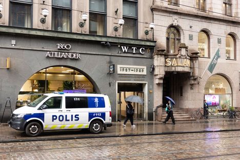 Poliisi Helsingin ydinkeskustassa – tarkastus kohuklinikan tiloissa 2 Poliisi Helsingin ydinkeskustassa – tarkastus kohuklinikan tiloissa 1