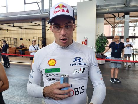 Ralli: Adrien Fourmaux laukoi terävän vastauksen Thierry Neuvillelle 2 Ralli: Adrien Fourmaux laukoi terävän vastauksen Thierry Neuvillelle 1