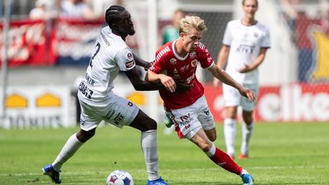 Djurgården rikkoisi Ruotsin siirtoennätyksen hankkiessaan Charlie Rosenqvistin 1 Kalmarin Charlie Rosenqvist ohittamassa Örgryten Michael Parkerin (vas.) 5. heinäkuuta pelatussa Allsvenskanin ottelussa. Kuva: Suvad Mrkonjic / Bildbyrån / MVPhotos