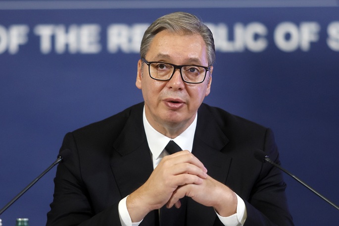 Serbian president Aleksandar Vučić eroo virastaan 1