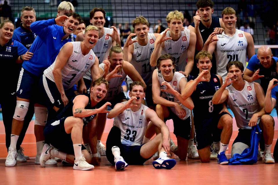 Suomi jysäytti lentopallosensaation – maailmanmestarit nurin ja mitalipeleihin 1