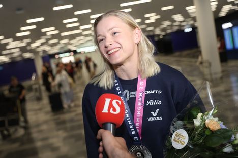 Suora lähetys: Wilma Heltelä palasi Suomeen EM-hopean jälkeen 4 Suora lähetys: Wilma Heltelä palasi Suomeen EM-hopean jälkeen 3