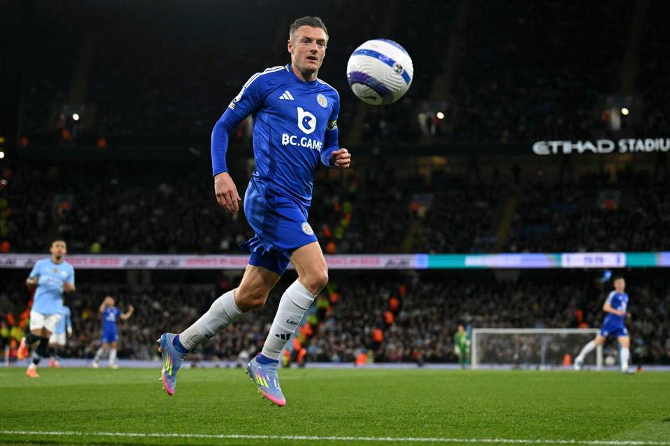 Takavuosien maalitykki Jamie Vardy palaa englantilaiskentille Jamie Vardy palaa Englantiin – Burnley solmi sopimuksen 39-vuotiaan hyökkääjän kanssa 1
