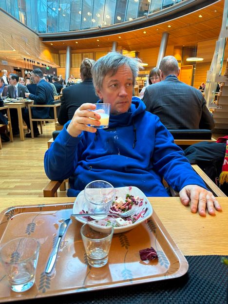 Teemu Keskisarja hämmästelee kansanedustajien ”kahden täyden päivän viikkoa” – yksi palkkio menee yli ymmärryksen 4 Teemu Keskisarja hämmästelee kansanedustajien ”kahden täyden päivän viikkoa” – yksi palkkio menee yli ymmärryksen 3