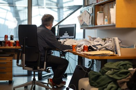Teemu Keskisarja hämmästelee kansanedustajien ”kahden täyden päivän viikkoa” – yksi palkkio menee yli ymmärryksen 2 Teemu Keskisarja hämmästelee kansanedustajien ”kahden täyden päivän viikkoa” – yksi palkkio menee yli ymmärryksen 1