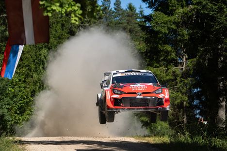 Tommi Mäkinen: Sami Pajarin voitto Jyväskylässä on täysin realistinen 3 Sami Pajari lennätti Toyotansa voittoon Viron MM-rallissa. Kuva: Luca Barsali