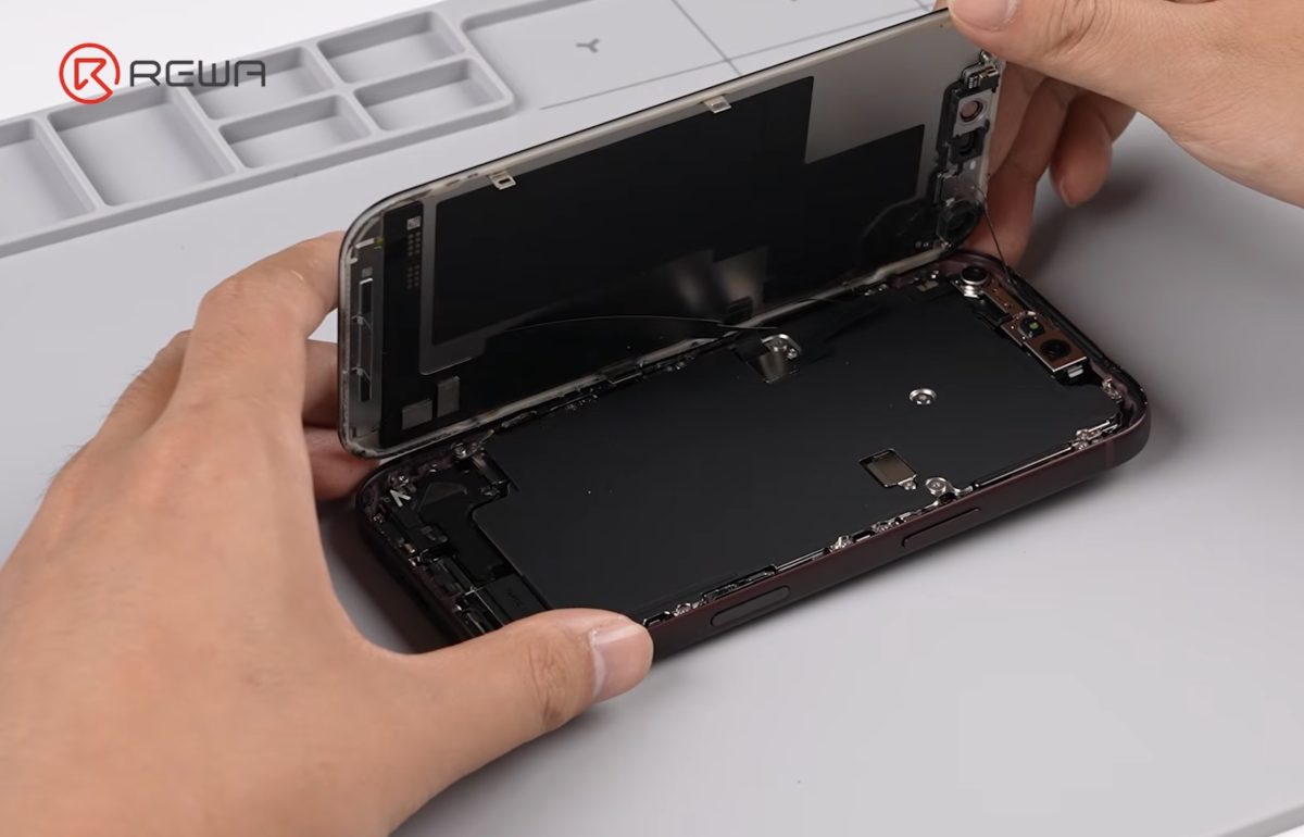 Videolla: iPhone 18 Pro purettiin – sisältä paljastui kolme keskeistä muutosta 3 Videolla: iPhone 18 Pro purettiin – sisältä paljastui jo kolme keskeistä muutosta2