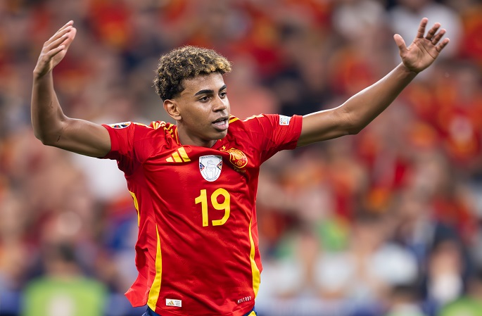 Yamal teki kaksi maalia, kun Espanja voitti Kroatian 4–1 ja jatkoi voittamatonta putkestaan 1