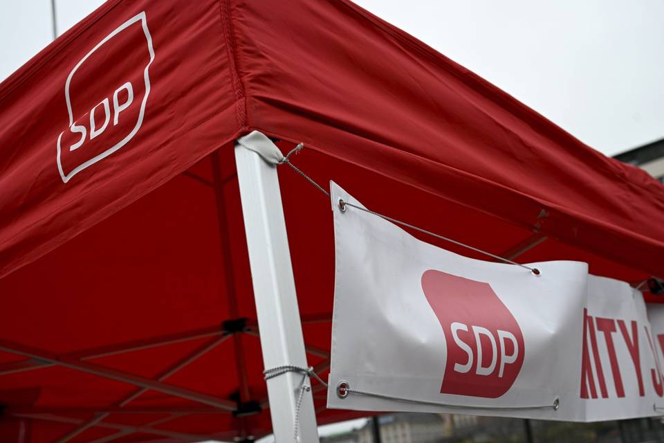 Ylen kysely: Kokoomus ja perussuomalaiset liki rinta rinnan, ero mahtuu virhemarginaaliin Ylen kysely: Kokoomus ja perussuomalaiset liki rinta rinnan, ero mahtuu virhemarginaaliin 1