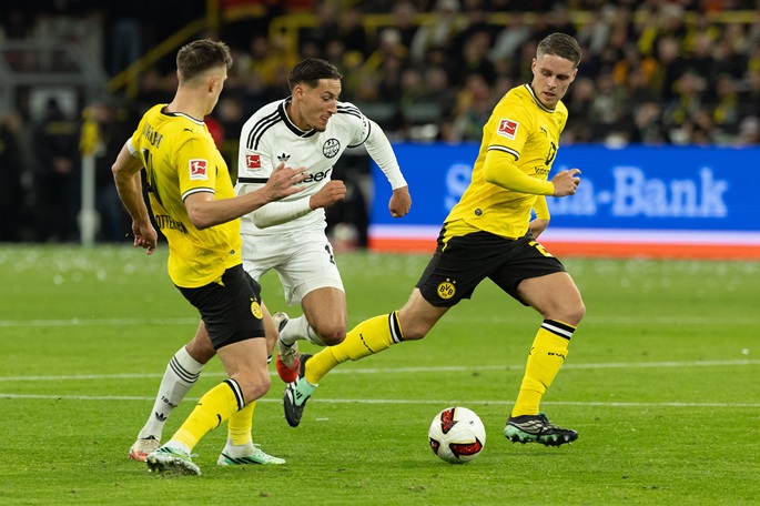 Beier ratkaisee – Dortmund nappaa Bundesligan kärkipaikan Beier ratkaisee – Dortmund nappaa Bundesligan kärkipaikan 1