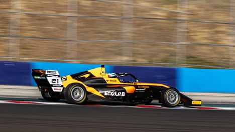 Ella Häkkinen voitti F4 CEZ -sarjan naisten mestaruuden 4 Ella Häkkinen voitti F4 CEZ -sarjan naisten mestaruuden 3