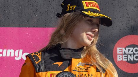 Ella Häkkinen voitti F4 CEZ -sarjan naisten mestaruuden 2 Ella Häkkinen voitti F4 CEZ -sarjan naisten mestaruuden 1