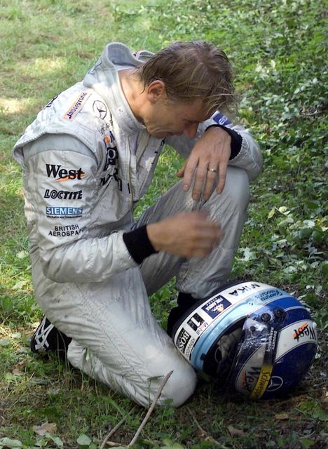 F1: Mika Häkkisen itkupensaalla juodaan ylihintaista telttakaljaa mustan katon alla 8 F1: Mika Häkkisen itkupensaalla juodaan ylihintaista telttakaljaa mustan katon alla 7