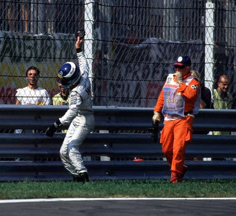 F1: Mika Häkkisen itkupensaalla juodaan ylihintaista telttakaljaa mustan katon alla 6 F1: Mika Häkkisen itkupensaalla juodaan ylihintaista telttakaljaa mustan katon alla 5