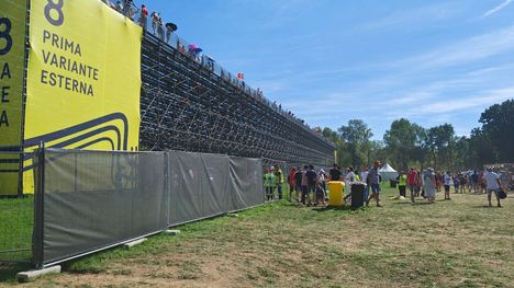 F1: Mika Häkkisen itkupensaalla juodaan ylihintaista telttakaljaa mustan katon alla 10 F1: Mika Häkkisen itkupensaalla juodaan ylihintaista telttakaljaa mustan katon alla 9