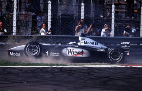 F1: Mika Häkkisen itkupensaalla juodaan ylihintaista telttakaljaa mustan katon alla 4 F1: Mika Häkkisen itkupensaalla juodaan ylihintaista telttakaljaa mustan katon alla 3