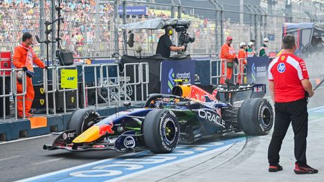 Max Verstappen ajoi paalulle Singaporessa 2 Max Verstappen ajoi paalulle Singaporessa 1