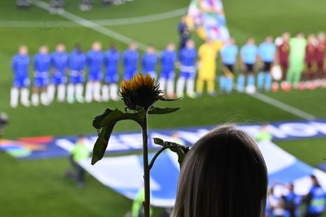 Huuhkajat-Valko-Venäjä: Olympiastadionilla hurja näky – Putinille rajut terveiset 10 Huuhkajat-Valko-Venäjä: Olympiastadionilla hurja näky – Putinille rajut terveiset 9