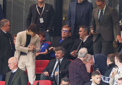 Jalkapallo: Watfordin kynttäminen täytti Sir Elton Johnin mitan 4 Jalkapallo: Watfordin kynttäminen täytti Sir Elton Johnin mitan 3
